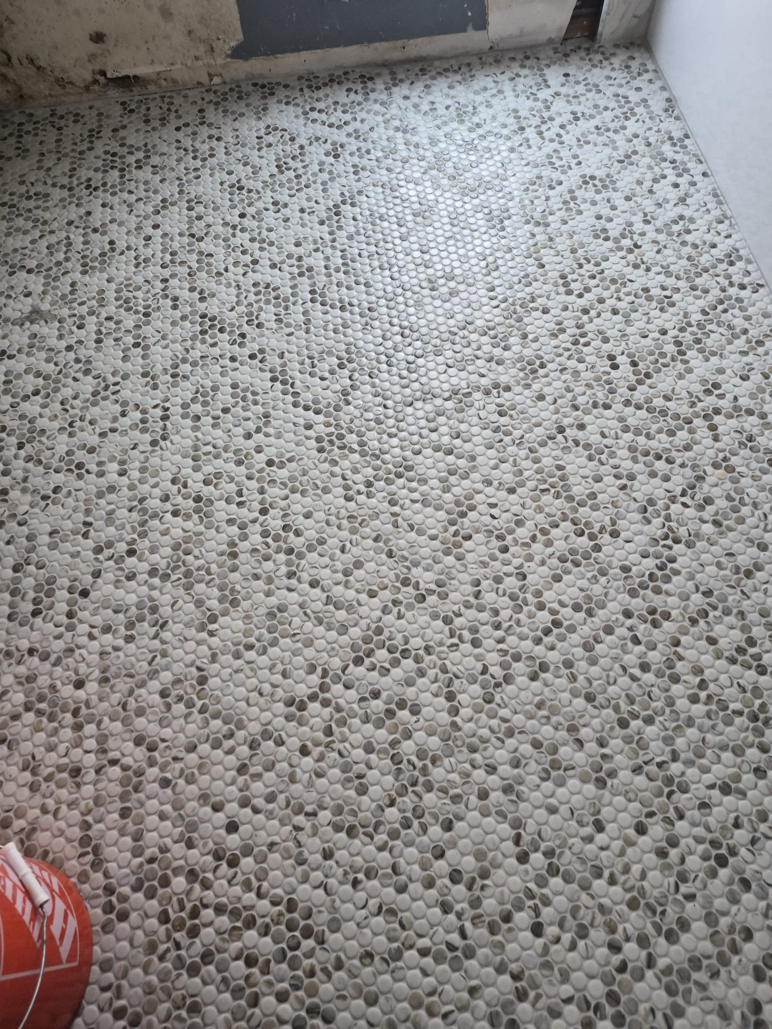 Finished flooring and baseboard detail by Multiservices Belloso