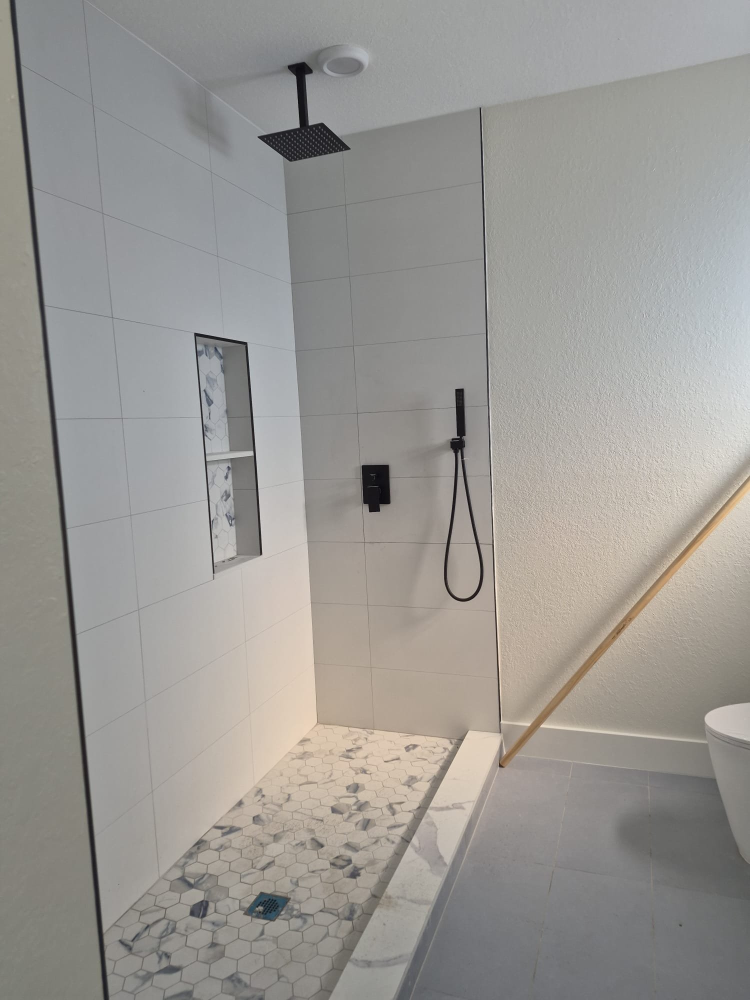 Tiled shower built by Multiservices Belloso in Manatee County, Florida